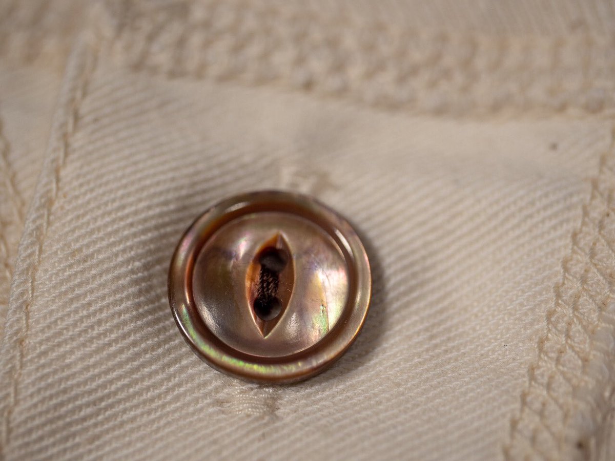 RedcastHeritage's tweet photo. #theritestuff Harvester ecru long-sleeve impresses at first sight for its amazing real #motherofpearl buttons and for its #quality #cotton unbleached #ecru single-jersey fabric with lockstitch construction
It is made #ethically in #Japan by #johnlofgren https://t.co/eSJYHis6kh