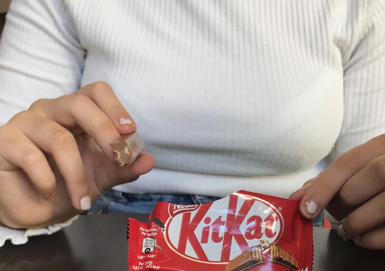 carylmilena's tweet photo. @Nestle where’s my wafer?? #shitkat https://t.co/S7vM859Ukf