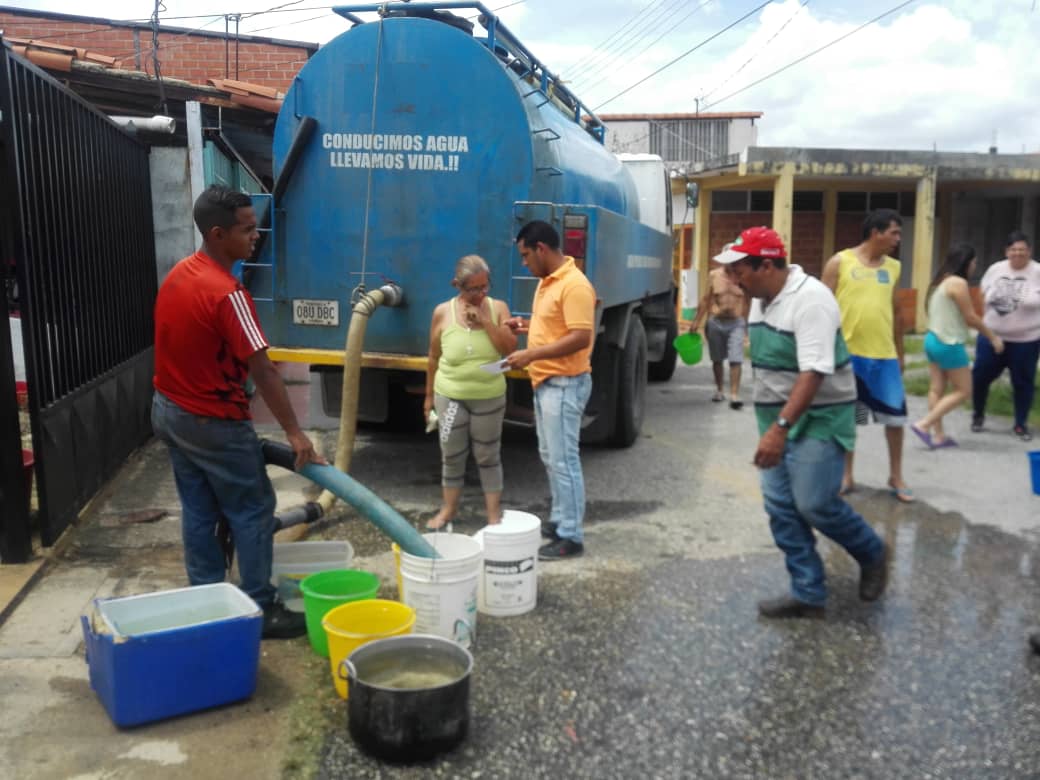 Comando_Activo1's tweet photo. #31Sep #AlMomento Atendemos con camiones cisternas a habitantes de Los apartamentos 408 y 414 de la Urb. La Mora. Igualmente abastecemos de agua a Colinas de Terepaima y Piedra Azul, sector 2. Articulamos con Lácteos Los Andes y Barrio Nuevo Barrio Tricolor, como un solo gobierno https://t.co/GRzwgQ8qyd
