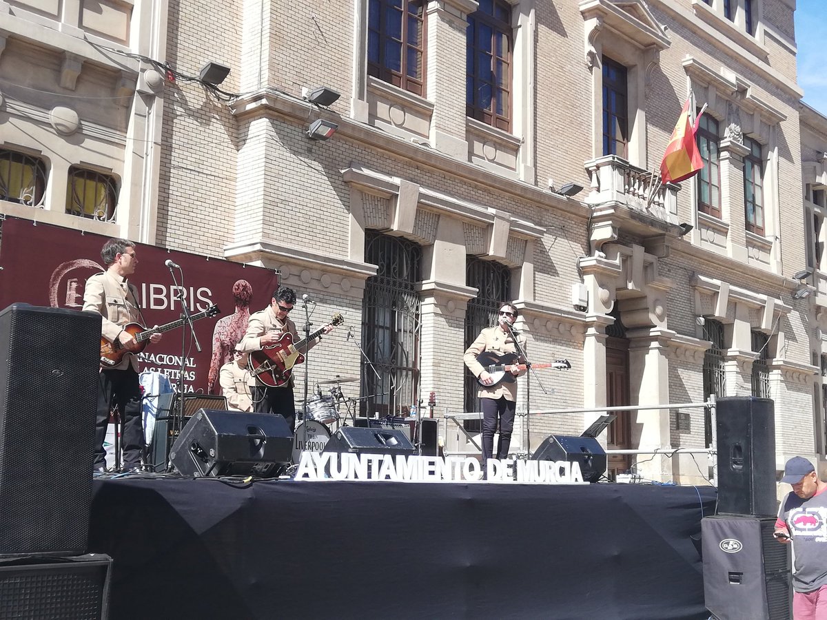 Cerrando la semana con Liverpool Band. 🎶