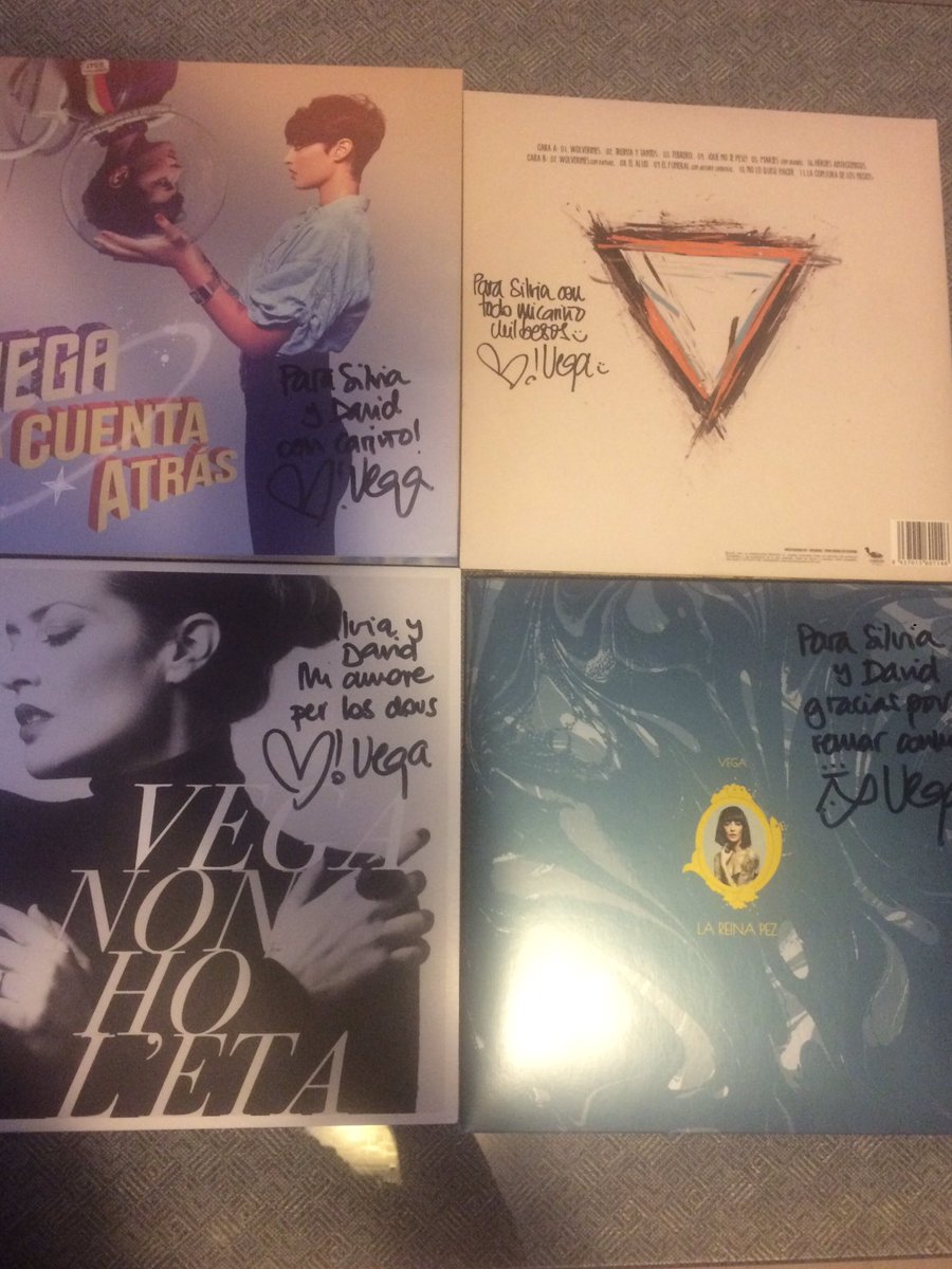 erdavi21's tweet photo. Gran compositora y un directo brutal!!! Gracias por la noche de ayer!!! Y haz que siga creciendo nuestra colección!!! @VEGAOFICIAL https://t.co/mRZH2eAhpL