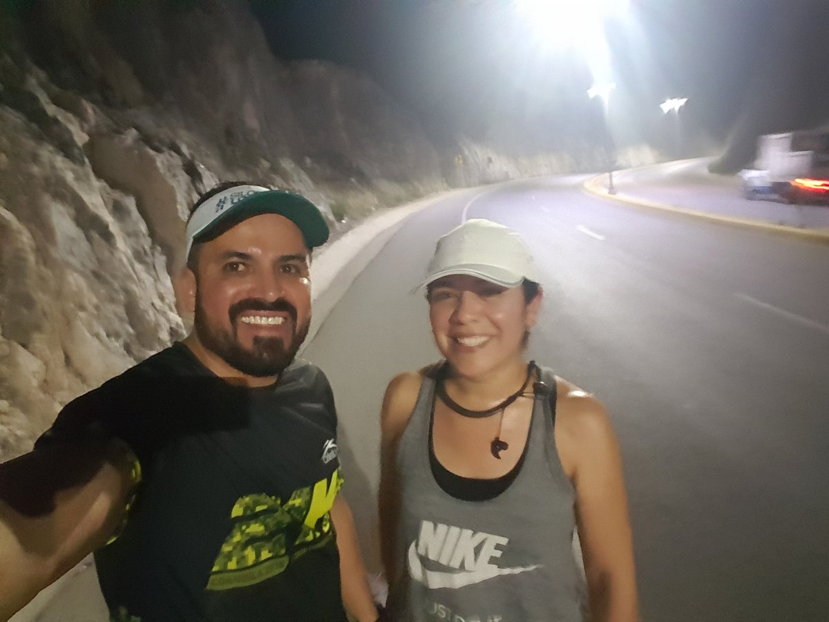 BorisManoloff's tweet photo. Listos para el 21k @QroMaraton #LocosXCorrer Torreón, Coah. @violeaguimtz #yoelegícorrer https://t.co/8bj1YWdPGv