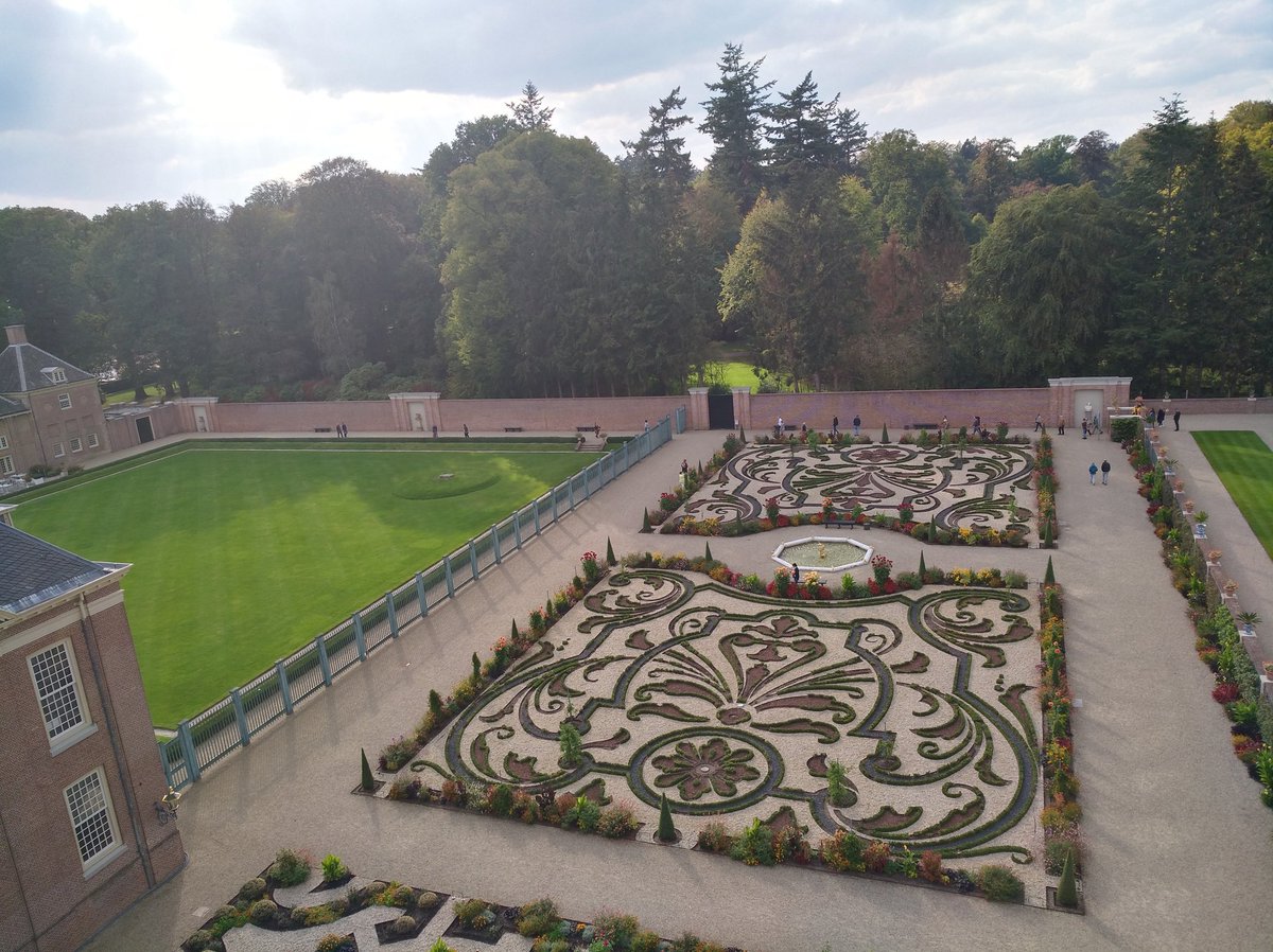 hetkampenvan's tweet photo. Door #Koning_Stadhouder Willem III op onderstaande foto's zie je de Oostvleugel van @paleishetloo en een paar foto's van de #Benedentuin van @TuinenHetLoo (3/8) https://t.co/ky6SGhG5jJ