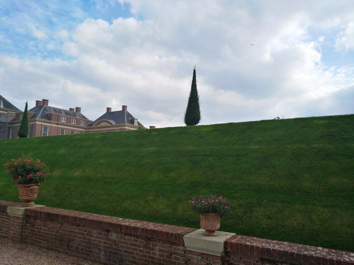 hetkampenvan's tweet photo. Door #Koning_Stadhouder Willem III op onderstaande foto's zie je de Oostvleugel van @paleishetloo en een paar foto's van de #Benedentuin van @TuinenHetLoo (3/8) https://t.co/ky6SGhG5jJ