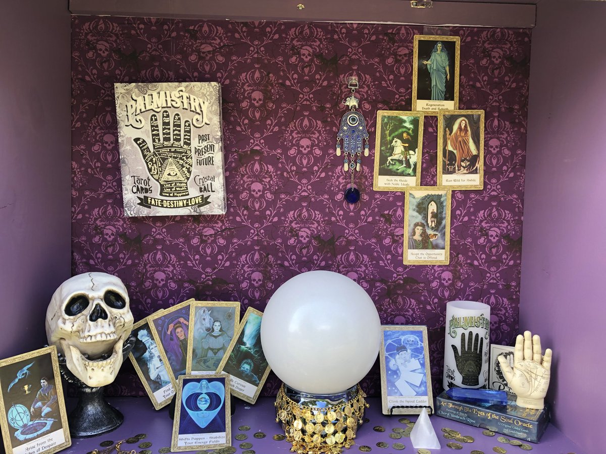 KerLD1's tweet image. When your so excited to get Halloween decor up u start early and here’s one of my 5 windows.#Halloween2018 #halloweendecor