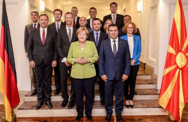 HanSoloGr's tweet photo. Το #Δημοψήφισμα για να κλαπεί η #Μακεδονια τους τα έκοψε τα γέλια... #ΣΥΡΙΖΑ 

Για να δούμε τι μασκαραλίκια θα κάνει η #ΕΕ στα #Σκόπια αυτήν την φορά ! https://t.co/ozNYPmnbTT
