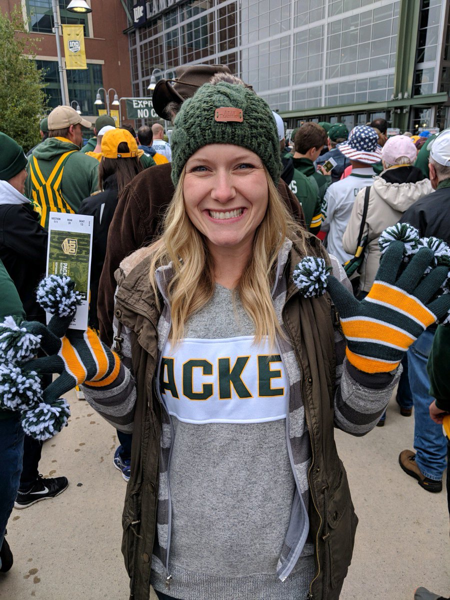 BeckyBauer84's tweet photo. First time at Lambeau #GetLoudLambeau https://t.co/zh24xtSBVu