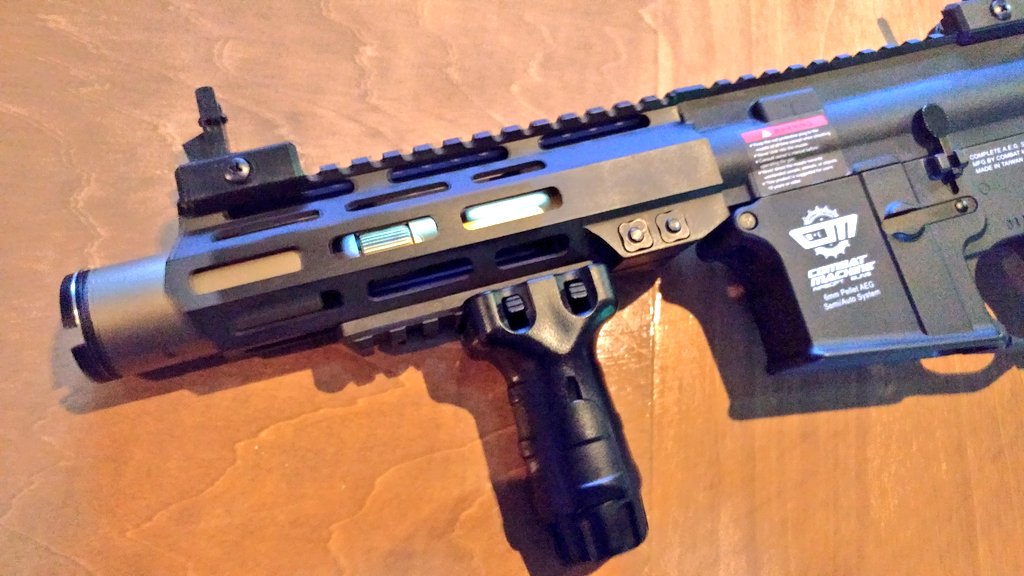 Gomez0728's tweet photo. それでは暇なんで私のG&GのFireHawkhc05でもご覧いただこう
120mmしかないインナーバレルを更に100mmまで切り詰め発射音を更なる破裂音に変え落ちた弾速をタイトバレルにする事によりカバー
#FireHawk #FireHawkhc05 #MLock
#プチ流速 #ゴールドアウター #M4カスタム
続く https://t.co/pAMgGyYc43