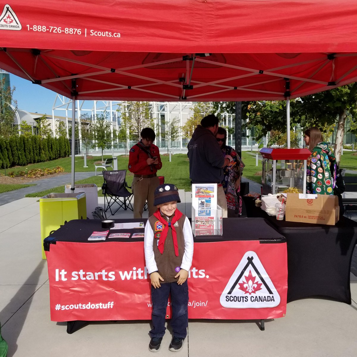 scoutscanada's tweet photo. Thx to Scouting youth &amp; volunteers who launched #ScoutPopcorn🍿last weekend with our very first Pop-a-thon! Want to support youth development through Scout Popcorn but haven’t had a Scout come to your door yet? Contact your local Council Office to order! https://t.co/H19Oz9O1d6 https://t.co/Oq2Lk2EXlp