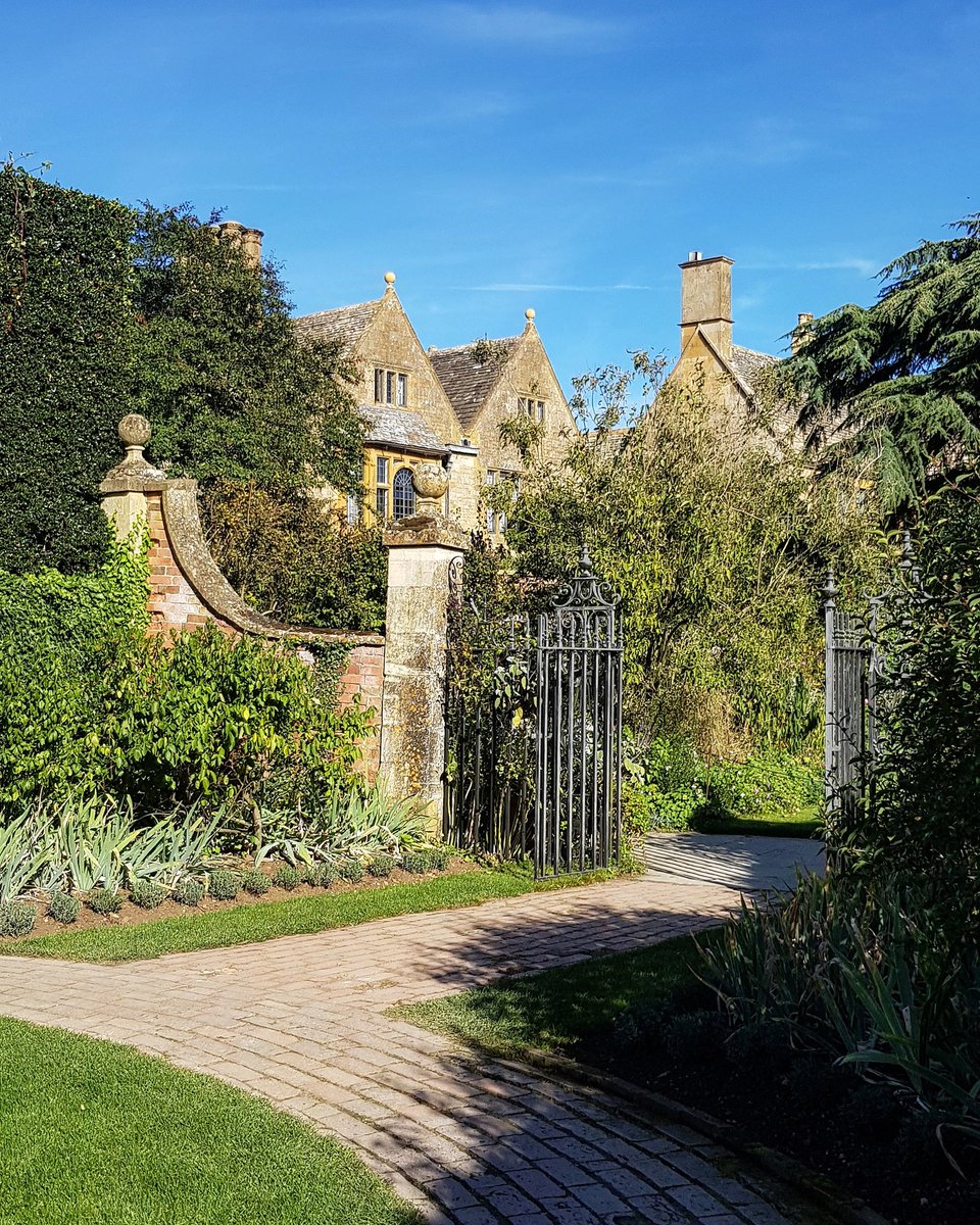 heard_in_'s tweet photo. A lovely day spent looking around the beautiful Hidcote garden #hidcote #hidcotemanor #hidcotemanorgarden #garden #gardens https://t.co/VVkzprai6d