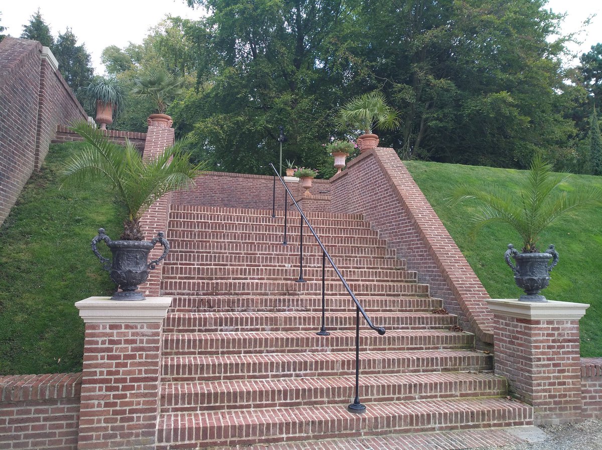 hetkampenvan's tweet photo. Op deze foto's de #Laan tussen de #Benedentuin en #Boventuin @TuinenHetLoo @paleishetloo ,#Colonnades , #Koningsfontein in Boventuin, de prachtige #Palmen in #Terracottapotten , sinds 2016 zijn deze tuinen ook formeel #BotanischeTuin en ziet men hier trappen in #Benedentuin 5/8 https://t.co/ZotKA47gL0