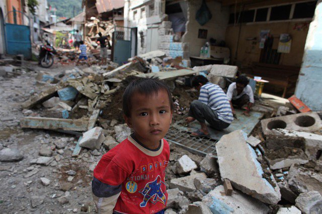 UNICEF_france's tweet photo. Lorsqu'une catastrophe survient, les dons nous permettent d'apporter une aide d'urgence rapide aux enfants qui sont en danger, où qu'ils soient. 
Faites un don dès maintenant ➡ https://t.co/OV3v5964Ib
RT svp notre appel à la générosité ! 📢🆘
Merci 🙏 #Indonésie https://t.co/QLh5foY0qR