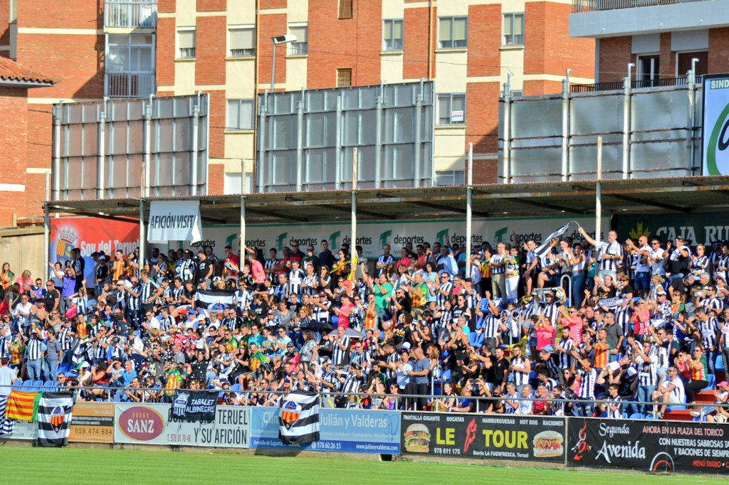 CDCastellon's tweet photo. Afición... ¡de nuevo habéis estado increíbles! 👏🏻😍
Gracias por viajar a Teruel, gracias por animar al @CD_Castellon y gracias por no dejarnos nunca solos... ¡Pronto os dedicaremos nuestra primera victoria en Segunda B! 💪🏻😉
#PPO https://t.co/EzH7uvf9kc