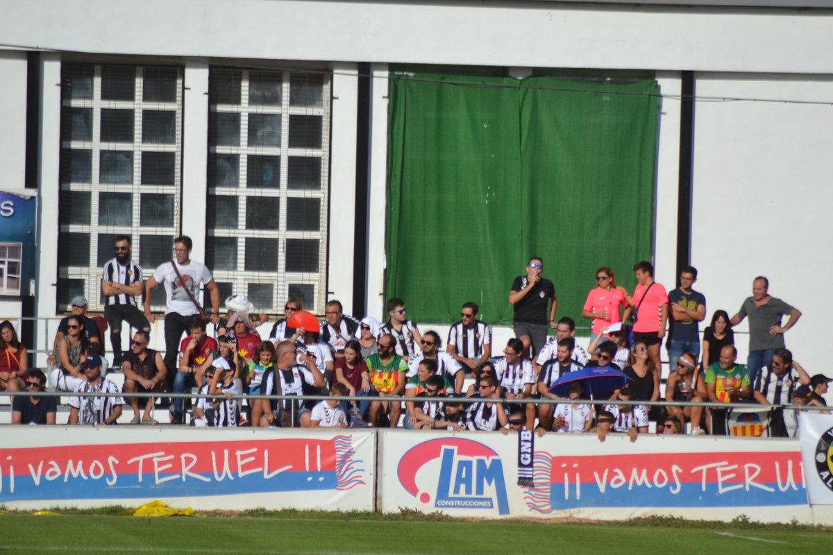 CDCastellon's tweet photo. Afición... ¡de nuevo habéis estado increíbles! 👏🏻😍
Gracias por viajar a Teruel, gracias por animar al @CD_Castellon y gracias por no dejarnos nunca solos... ¡Pronto os dedicaremos nuestra primera victoria en Segunda B! 💪🏻😉
#PPO https://t.co/EzH7uvf9kc