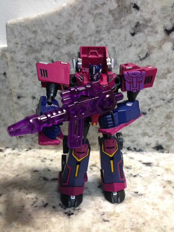 DaddymusPrime's tweet photo. My re-paint of RID2015 Optimus in a to a shattered glass variant.  #transformers,#Shatteredglass,#TFcustoms,#RID2015 https://t.co/jinRyx75f5