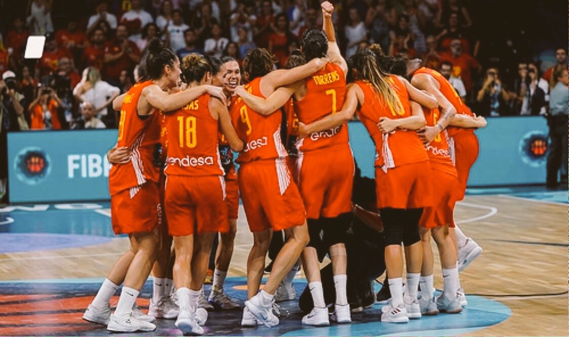 beatriu's tweet photo. Seis veces consecutivas, seis, subiendo al podium, casi nada.
Haciendo historia.

CRACKS!!
🇪🇸😍🏀💥

#SomosEquipo #AhoraEsElMomento #Yfue #Unsueñocompartido #FIBAWWC #SelFem #Tenerife #Bronce #FIBAWWC2018 #BASKET #ILovethisGame https://t.co/ib1EdhEkZD