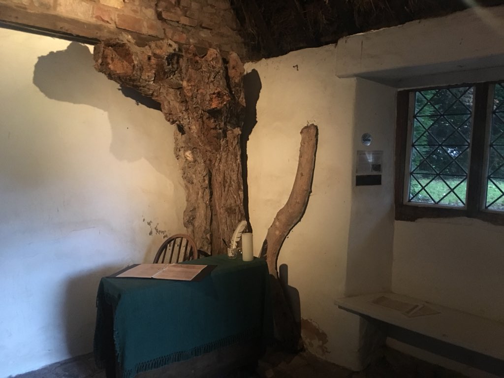 📣 Line up for my first Arts &amp; Science Show, next Sun 5am <a href="/BBCGlos/">BBC Gloucestershire</a>: <a href="/dallascampbell/">Dallas Campbell</a> on science as part of culture plus space; artist <a href="/JeanBaynham/">Jean Baynham</a> on patterns; the Temple of Vaccinia at <a href="/DrJennersHouse/">Dr Jenner’s House</a> &amp; <a href="/KateWilliamsme/">Prof Kate Williams 💙</a> <a href="/GlosHistFest/">Gloucester History Festival</a> on Rival Queens &amp; more! bbc.co.uk/programmes/p06…
