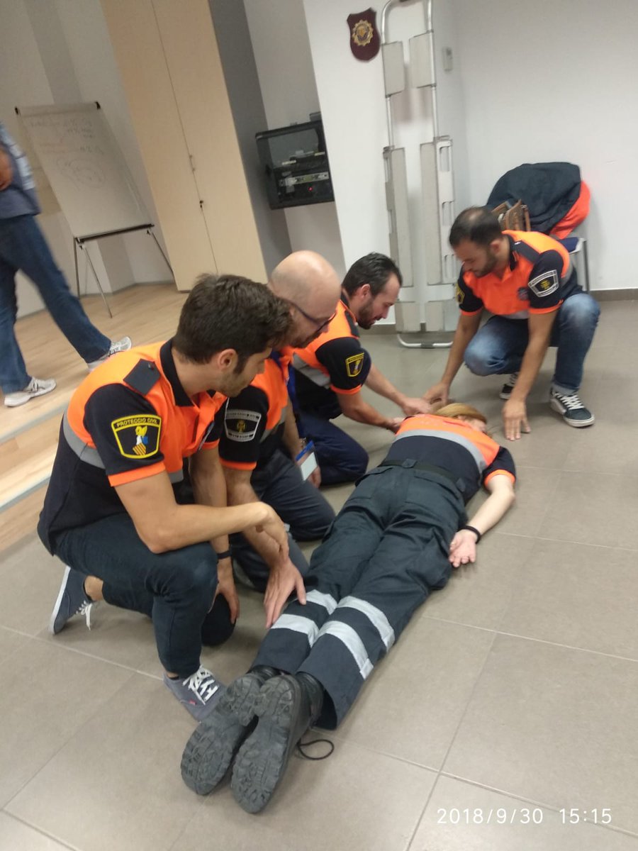 protecivilvlc's tweet image. Diumenge complet per despedir el cap de setmana. #formaciovlc per a nous voluntaris de #protecivilvlc, curs de #primersauxilis a @ajvila i #LevanteAlavés al Ciutat de València. I a tots hem estat #alteucostat. La setmana que ve més.