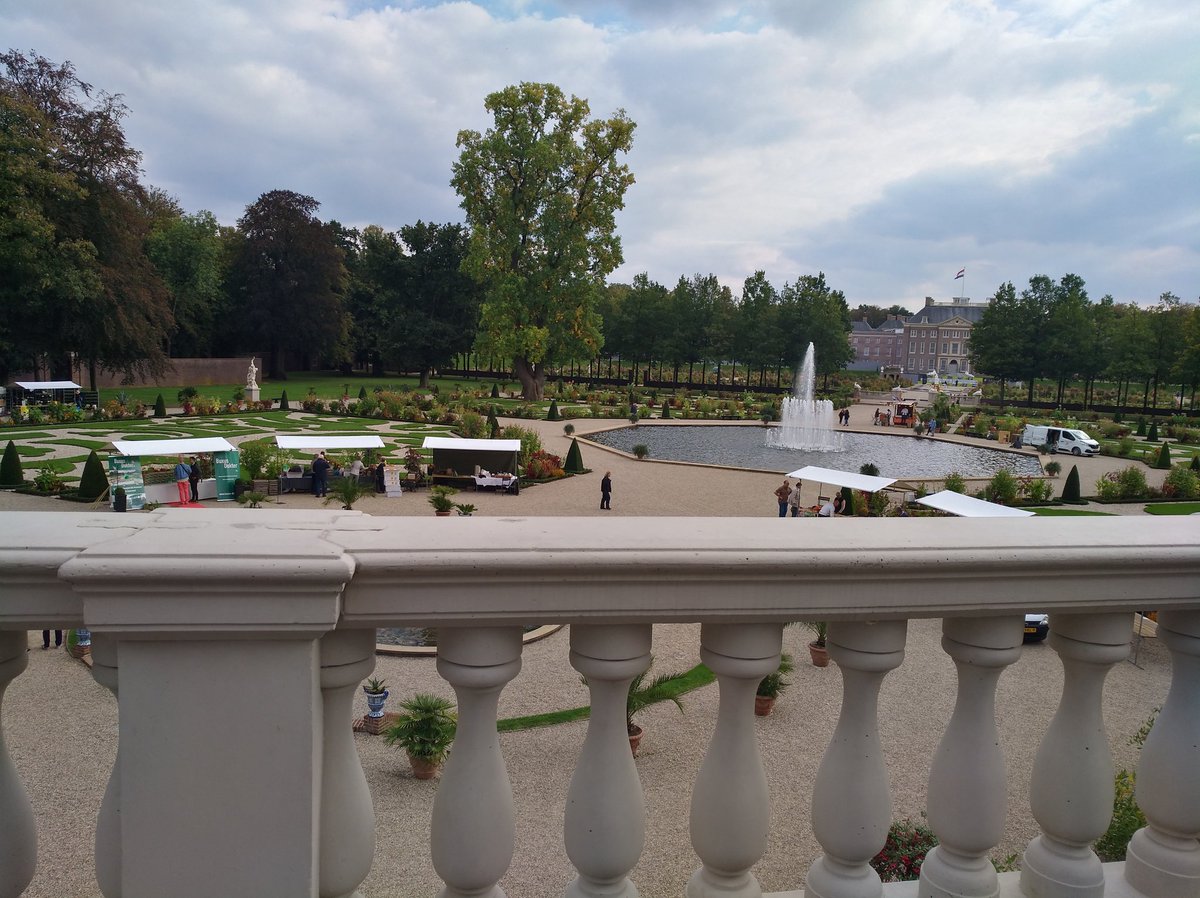 hetkampenvan's tweet photo. De #Kruidtuin #Hortus in @stadleuven denken. Op deze foto's de #Colonnade , de #Koningsfontuin en doorkijkje naar @paleishetloo , de gracht tussen @TuinenHetLoo #Boventuin en #Benedentuin en een doorkijkje via de #Benedentuin naar de #Westvleugel van #PaleishetLoo (7/8) https://t.co/LPcsHc5lWC