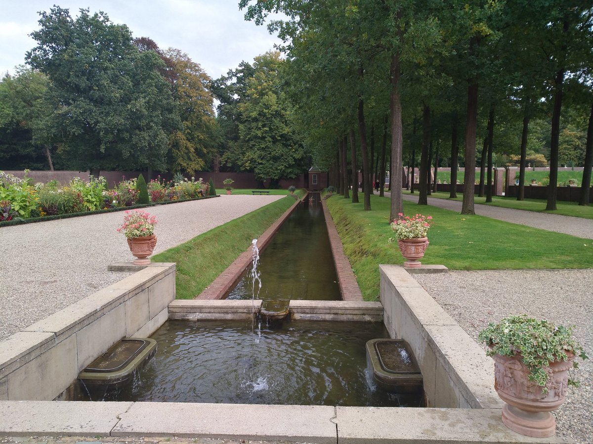 hetkampenvan's tweet photo. De #Kruidtuin #Hortus in @stadleuven denken. Op deze foto's de #Colonnade , de #Koningsfontuin en doorkijkje naar @paleishetloo , de gracht tussen @TuinenHetLoo #Boventuin en #Benedentuin en een doorkijkje via de #Benedentuin naar de #Westvleugel van #PaleishetLoo (7/8) https://t.co/LPcsHc5lWC