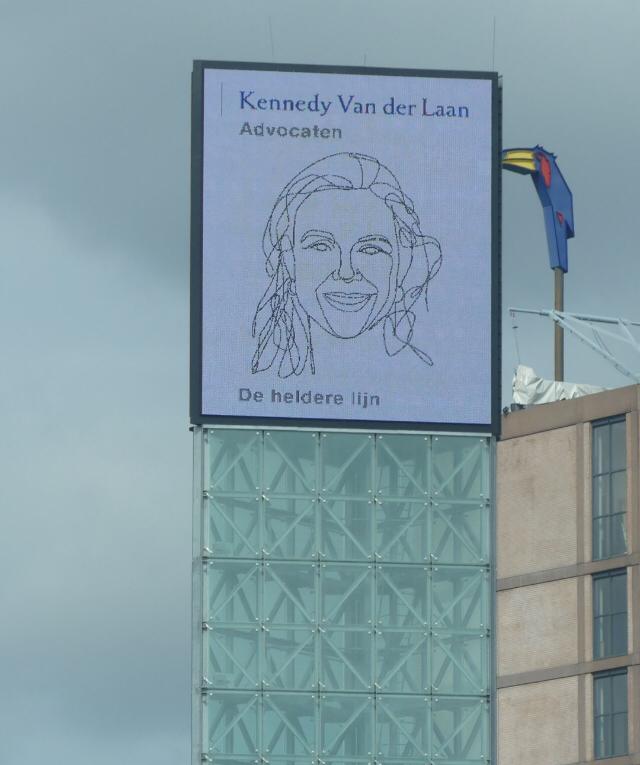 De heldere lijn op de A2 in #Eindhoven. Ik was er elke dag! Hebben jullie me gezien? bit.ly/2Qjeiu5 <a href="/KennedyVdLaan/">Kennedy Van der Laan</a>