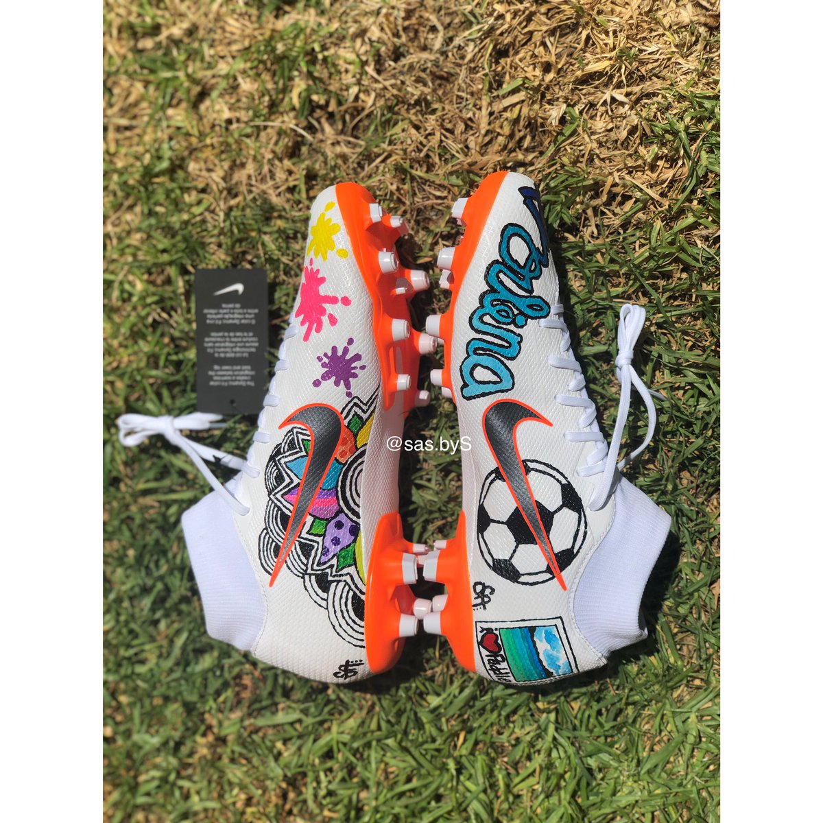 SoumayaAmar's tweet photo. Mas que listos! 🤩🤙🏻💕⚽️ @Nike #SuperFly6 personalizados para Caro 💁🏼♀️. ¿Les gustan? https://t.co/KveDB493tf