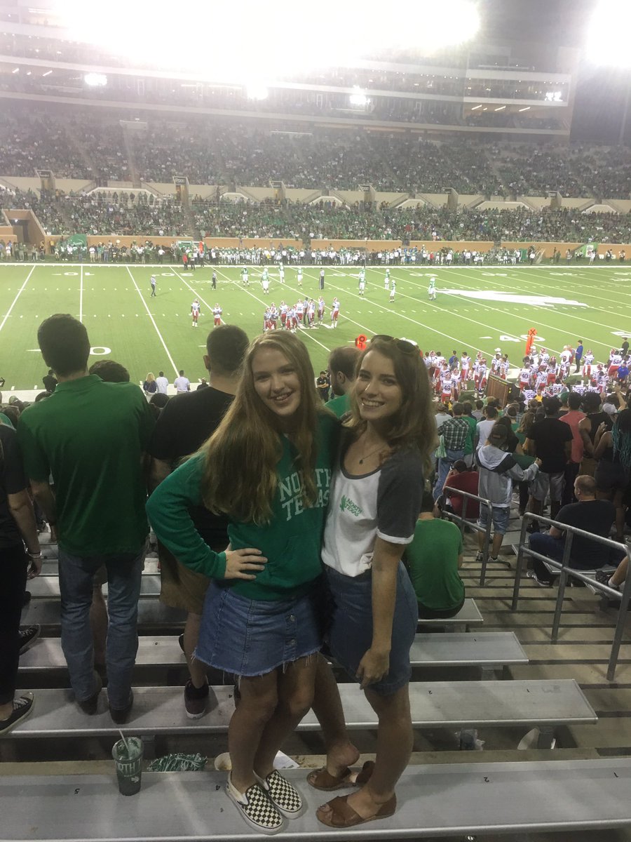 christy30061682's tweet image. UNT game #girlsweekend #siblingfun #thoseminicorndogs