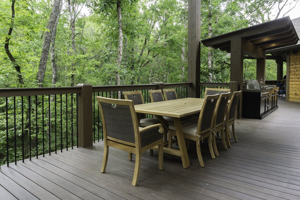 PinehurstLodge_'s tweet photo. Outdoor dining on 5 acres of beautiful land among 90' pine trees! #PinehurstLodge #brokenbow #lodge #pinelakeatbrokenbow #hurstcustomhomes #kitchentable #vrbo #booknow #hochatown #beaversbendstatepark #pinelake #vacation #destination https://t.co/E53AsxH4Bg https://t.co/2LxqXIOhxq
