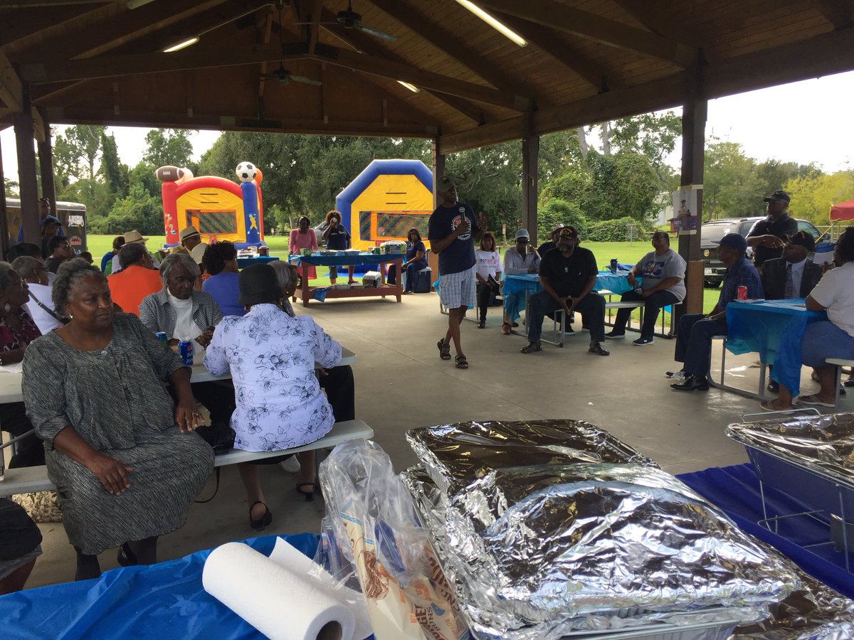 TravRobertson's tweet photo. Our Sec. Of State candidate, Melvin Whittenburg preaching it with our friends in Barnwell county! #organizing https://t.co/VUegK1B4lh