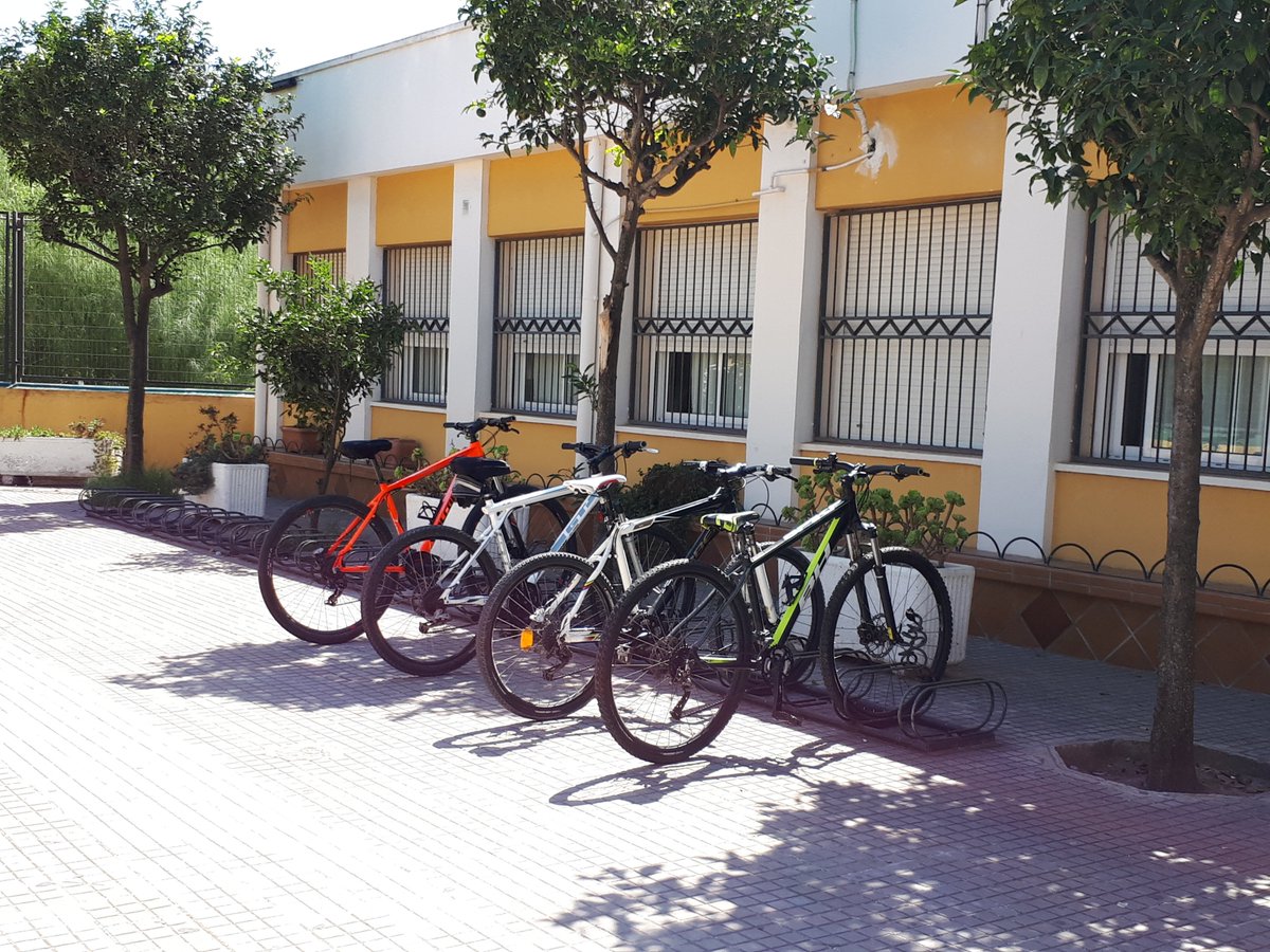 CharoIes's tweet photo. #EspaciosLectores
 Entrando por la mañana en el IES, ¿quién no piensa inevitablemente en este libro? https://t.co/Taf8IopOAz