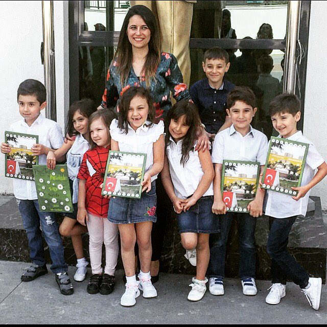 Çocuklarımız, geleceğimiz! 👧🏻👦🏻Onları mutlu ve heyecanlı görmek bizleri de mutlu ediyor!😇 Mezuniyet albümlerimiz ve isme özel çocuk kitaplarımız onlara ulaştığında, gururlanıyoruz! 😊 
👉 kitapfabrikasi.com/ilkokul-yillik
#kitapfabrikasi #andaç #yıllık #çocukkitabi #çocuğahediye