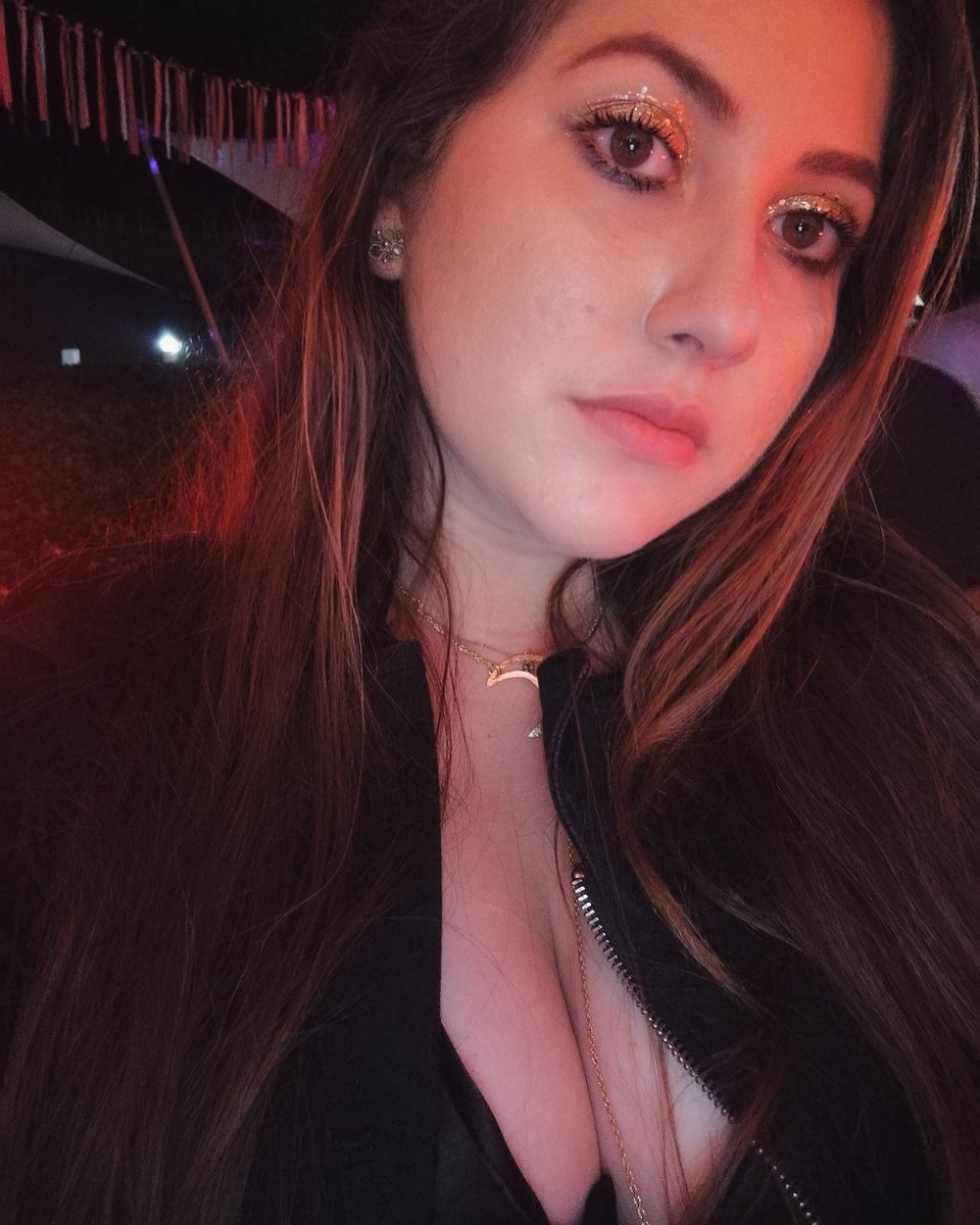 AlinaVanMode's tweet photo. Ayer en el #ElementalFest en el stand de @JWalkerColombia 💓 #FormaRed #JWRed https://t.co/PMVjZJJ28f