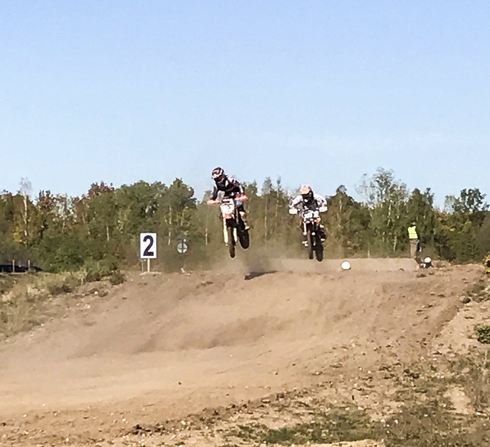 drkleipzigland's tweet image. Actionreich ging es am Wochenende auch in #Rötha zu. 🤩🏍️ Beim #Motocross-Meisterschaftslauf der #DJFM standen auch hier unsere Kameraden auf dem Röthaer Holzplatz bei  Verletzungen zur Verfügung. 👍🚑
 #DRK #Ehrenamt #EhrenamtmachtSpaß #Ehrenamtverbindet #Action