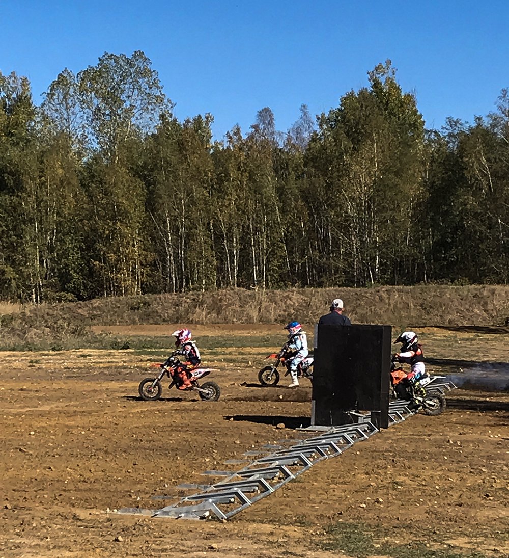 drkleipzigland's tweet image. Actionreich ging es am Wochenende auch in #Rötha zu. 🤩🏍️ Beim #Motocross-Meisterschaftslauf der #DJFM standen auch hier unsere Kameraden auf dem Röthaer Holzplatz bei  Verletzungen zur Verfügung. 👍🚑
 #DRK #Ehrenamt #EhrenamtmachtSpaß #Ehrenamtverbindet #Action