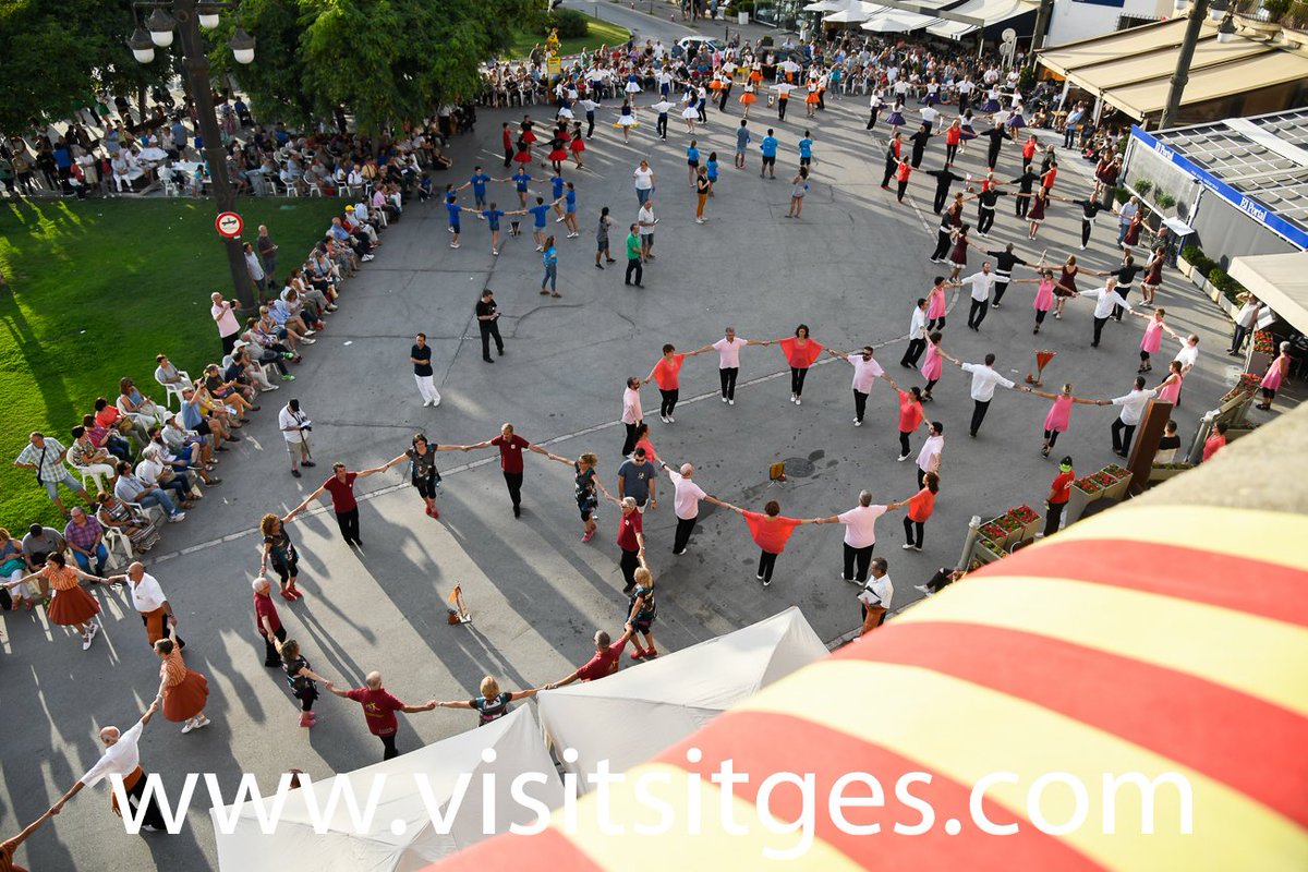 VisitSitges's tweet photo. La Plaça d La Fragata ha acollit el Concurs Nacional de Colles Sardanistes Sitges 2018, organitzat per el Amics de la Sardana de Sitges
Campionat Juvenil, Veterà i Territorial de les comarques barcelonines i amb Cobla Maricel.
FOTOS+PROGRAMA #stsitges18 https://t.co/IkomRwXkO0 https://t.co/9T8oFNltfO
