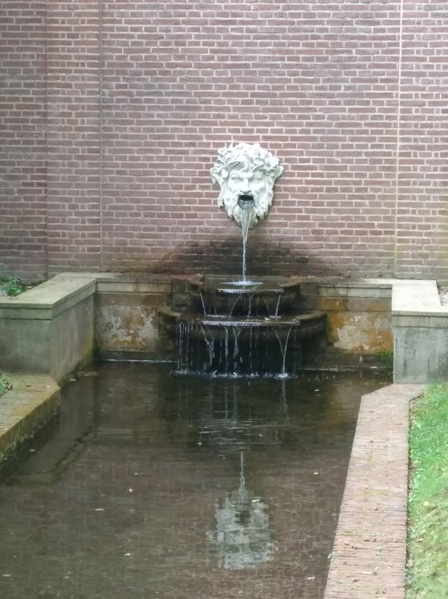 hetkampenvan's tweet photo. Een van de prachtige #BarokkeFonteinen , een doorkijkje over de #Benedentuin naar @paleishetloo , haar geometrischeas ,tussen de #Cascades en het voorhof, de hele @TuinenHetLoo is volgens #Fransestijl aangelegd, een #FranseTuin , het paleis echter typisch vb #EngelseBarok (8/8) https://t.co/Pk6Nsc9hBc
