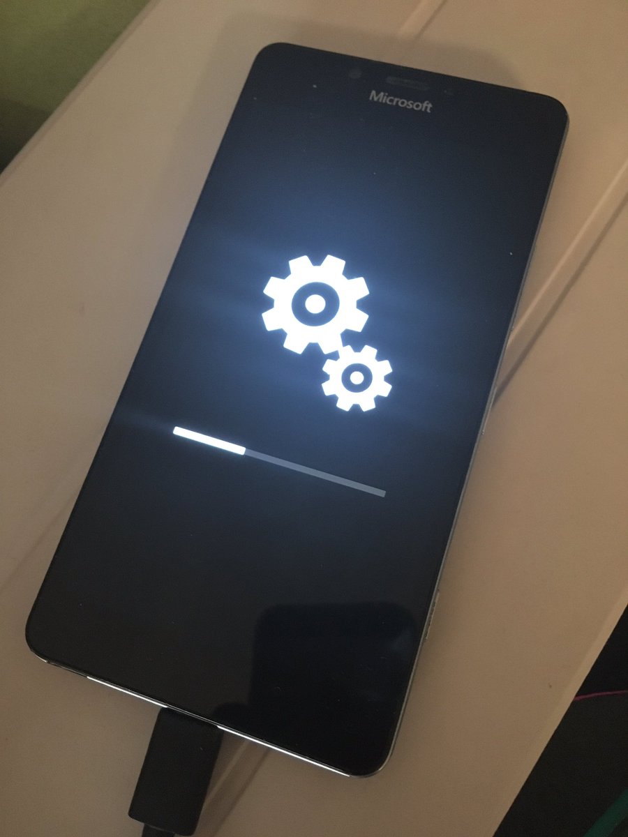 dav_je's tweet photo. Jasně, Windows Mobile je stále pod podporou a vycházejí na něj každý měsíc aktualizace. #WinCZ #justsaying https://t.co/cxVHVneCWV