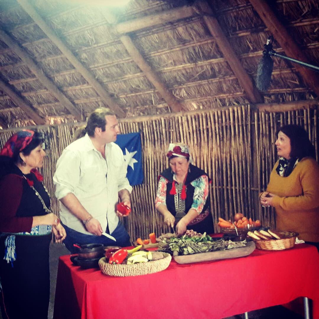 adkimn's tweet photo. Esta semana @mikelzulueta Chef del programa de televisión @RecomiendoChile visitó nuestra ruka de @adkimn donde las lamngen pudieron conversar acerca de la alimentación mapuche, y la importancia de la comida para nuestra cosmovisión. 
#mapuche #comidamapuche #FelizDomingo https://t.co/OKYJKkeVH3