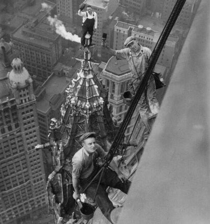 OldHistoryPics_'s tweet photo. Workers on the Woolworth Building, New York, 1926. https://t.co/ORqlshkK57