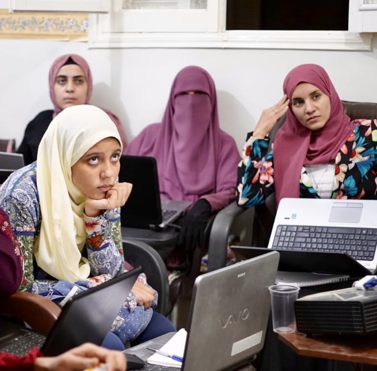 S3Geeks's tweet photo. صور من اليوم الثاني لمنحة #CODECAMP 👩‍💻👨‍💻
في برمجة الويب 
Back-end 
والعمل الحرّ 
Freelancing 
ومجال الأعمال
Business 
المنحة مقدّمة من #صعيدي_جيكس مع كايرو هاكر سبيس والميكر اكسبريس
بالتعاون مع 
مؤسسة هيفوس والجامعة الأمريكية https://t.co/siXdHxPngq