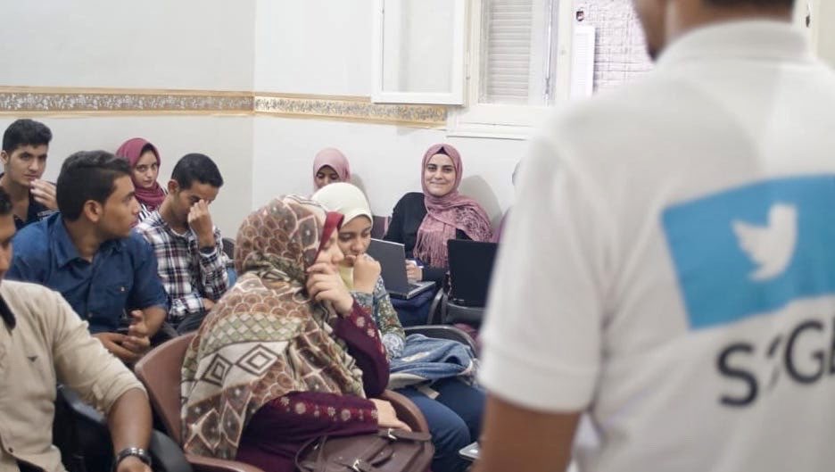 S3Geeks's tweet photo. صور من اليوم الثاني لمنحة #CODECAMP 👩‍💻👨‍💻
في برمجة الويب 
Back-end 
والعمل الحرّ 
Freelancing 
ومجال الأعمال
Business 
المنحة مقدّمة من #صعيدي_جيكس مع كايرو هاكر سبيس والميكر اكسبريس
بالتعاون مع 
مؤسسة هيفوس والجامعة الأمريكية https://t.co/siXdHxPngq