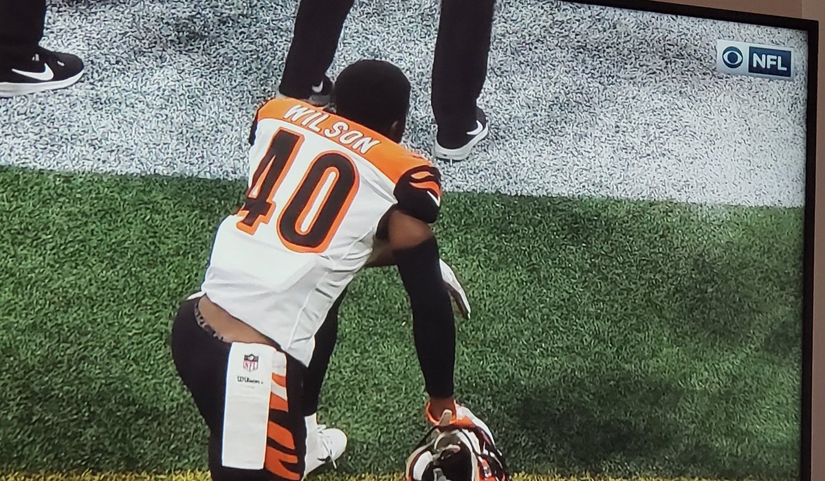 Javabooknut's tweet photo. Wow! Never want to see this. #Eiffert #CINvsATL  plus #kneeling #SignOfRespect https://t.co/tyTrvr8Nyc