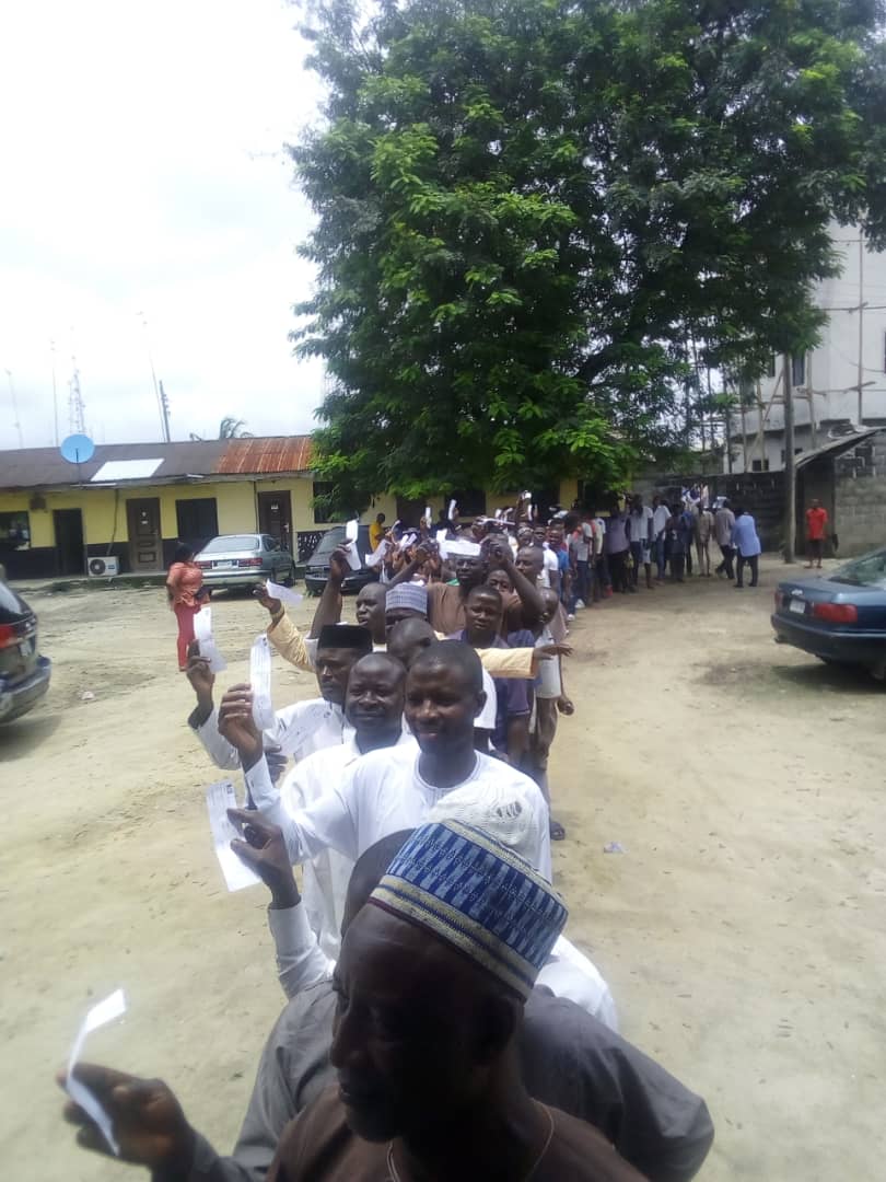 AkwuOrlu's tweet photo. @NwileNna @wenenda @APCNigeria @NGRPresident @GarShehu @aoshiomhole @MagnusAbe BREAKING NEWS

Wild Jubilation as Senator Magnus Abe wins Rivers APC Direct Primary Election 

Dr. Dawari George  —1606
Mr. Tonye Dele Cole —882
Senator Magnus Abe —144, 929
Chief Dumo Lulu-Briggs —3444 https://t.co/0QTJkW6MmE