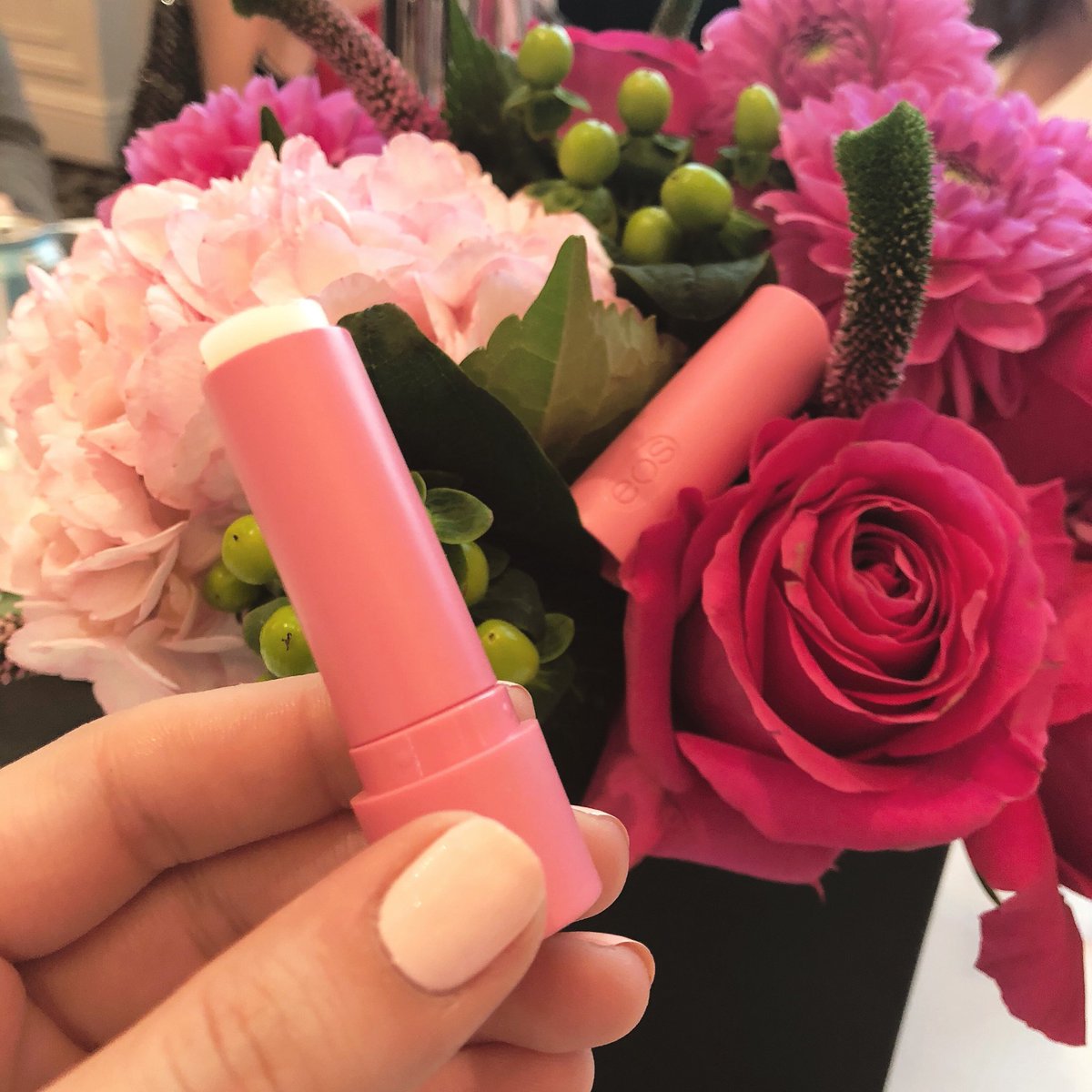 adashofdee_'s tweet photo. I already love @eos lip balms and the new organic stick version is definitely going to be a fave! @ChickAdvisor #ChickadvisorShowCase #eosOrganicSticks https://t.co/E2aGt70Eu9