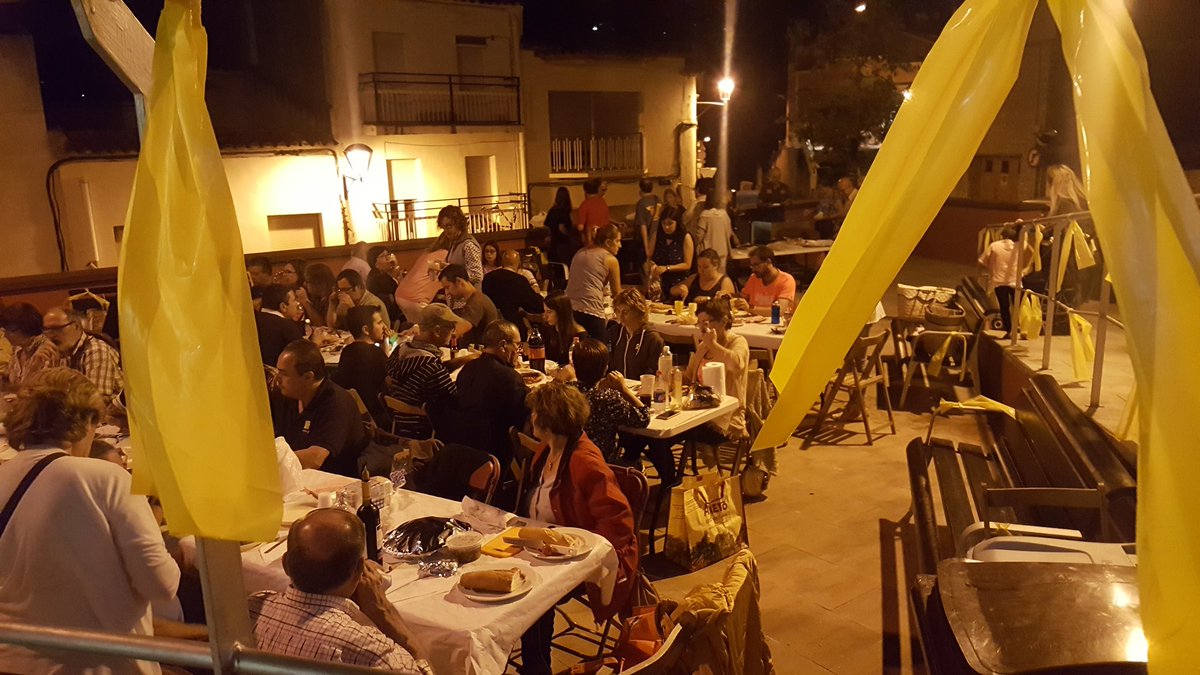 cdrcastellvi's tweet photo. Avui tornem a reivindicar el mandat de l' #1oct al col.legi on vam votar fa un any! ✊

#1OctAlCarrer 
#CDRenXarxa 
#LlibertatPresesPolítiques 
#LlibertatExiliades
#FemRepública https://t.co/zIGEt3XIu3