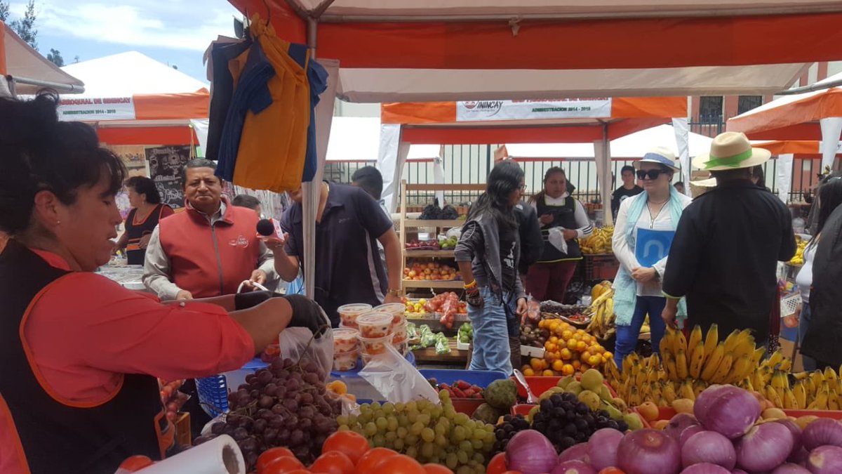 EDEC_EP's tweet photo. Acompañamos a nuestro Alcalde @MarceloHCabrera a la inauguración de la #Feria Emplazamiento del Mercado de la Parroquia #Sinicay. Visitamos a los productores y comerciantes del mercado, que nos recibieron con una ceremonia. https://t.co/LqDgC4cPR5
