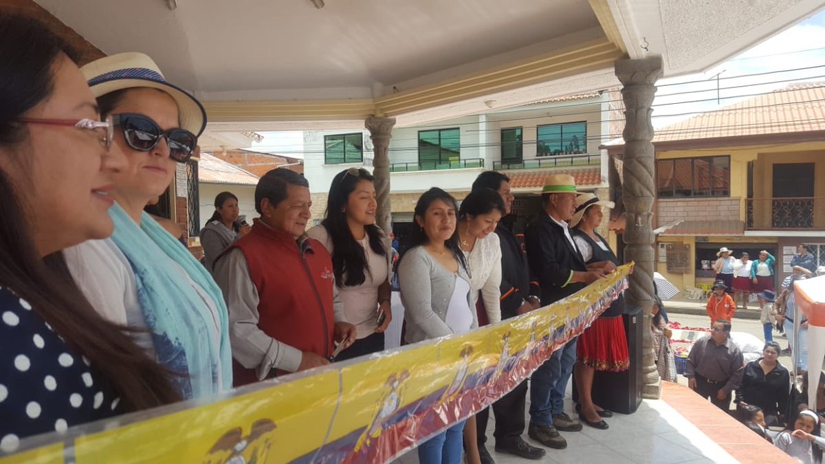 EDEC_EP's tweet photo. Acompañamos a nuestro Alcalde @MarceloHCabrera a la inauguración de la #Feria Emplazamiento del Mercado de la Parroquia #Sinicay. Visitamos a los productores y comerciantes del mercado, que nos recibieron con una ceremonia. https://t.co/LqDgC4cPR5