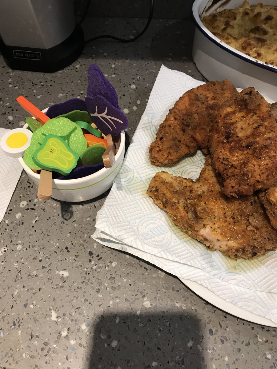 DennydimpDen's tweet photo. #withsalad 😂 saves waste but not mine 😂 #FriedChicken #FoodHeaven!! #ElasticatedWaistband 😂😂😂👀 https://t.co/5OrdvazNzW