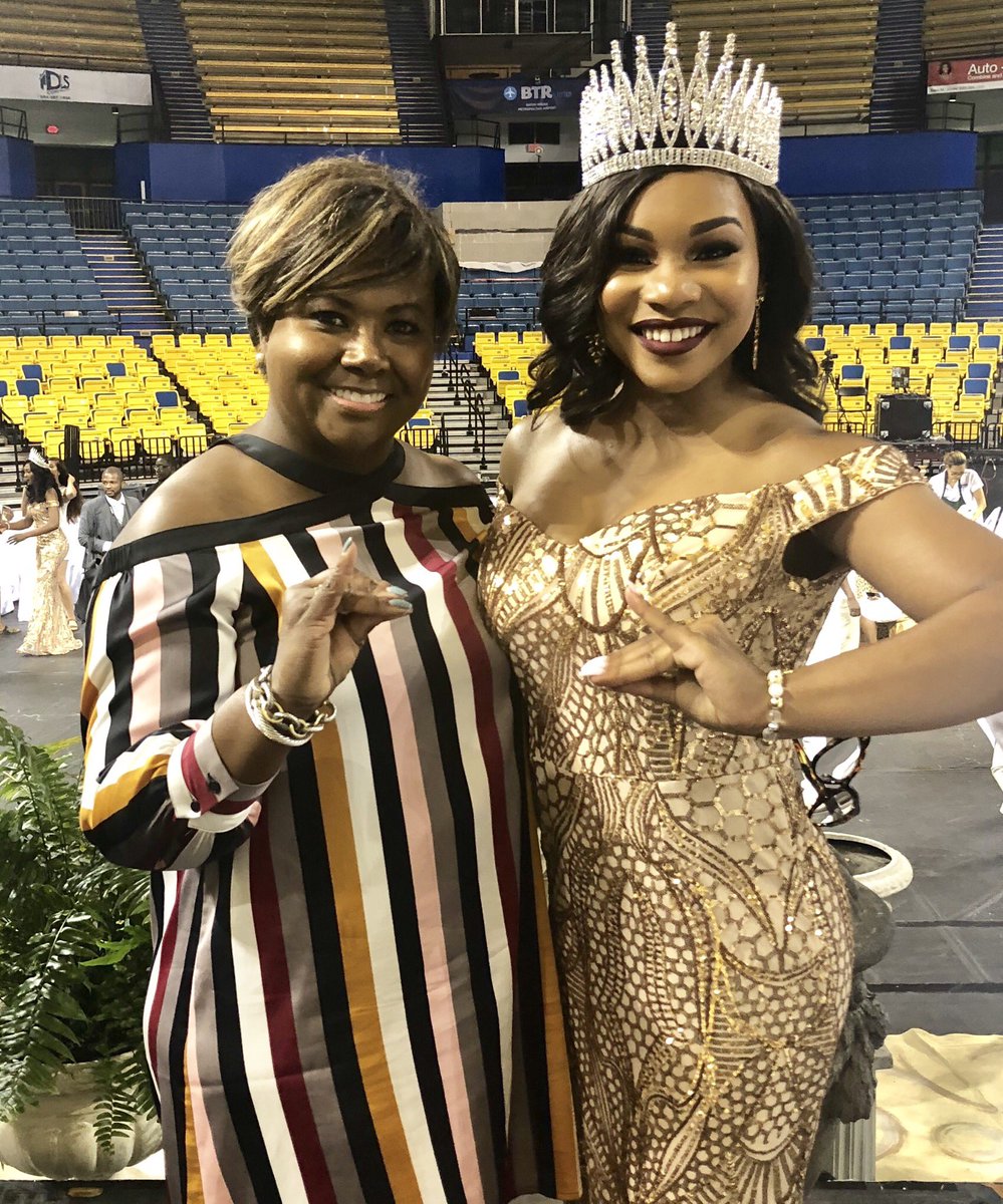 AredaCHarris's tweet image. This oh so P-R-E-T-T-Y girl is my Beta Psi Soror! ~AKA by choice, Beta Psi by the grace of God! 💙💛💗💚😘 #spring89 #spring18 #misssenior