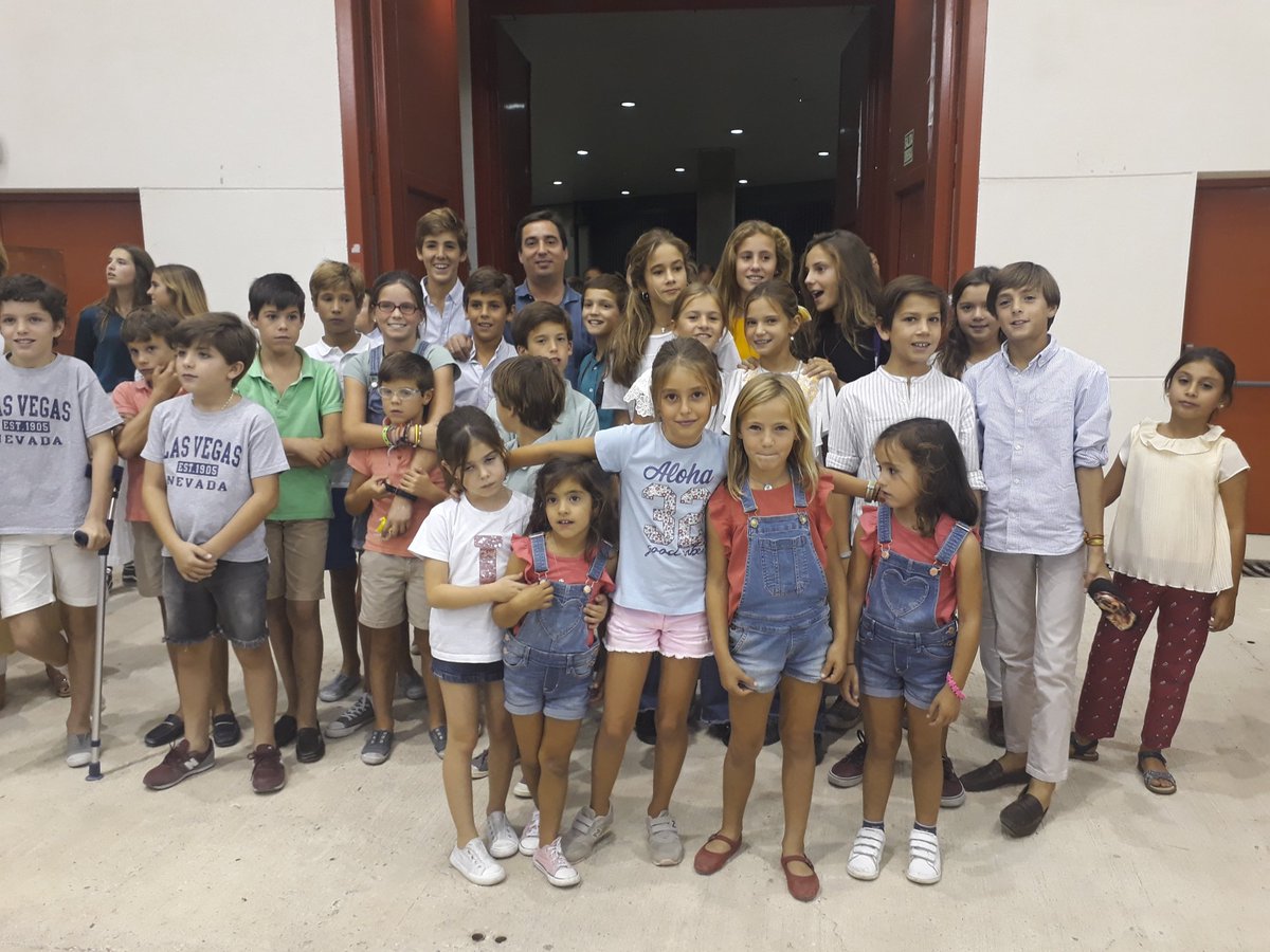 #LasRozas En el Día de la Familia los niños acompañan a los tres toreros en la salida a hombros!! <a href="/infojosegarrido/">Info José Garrido</a>  <a href="/AlvaroLorenzo95/">Alvaro lorenzo</a> y <a href="/JGaldosM/">Joaquin Galdós</a> 
#SiALosNiñosEnLosToros #aficion #futuro #felices